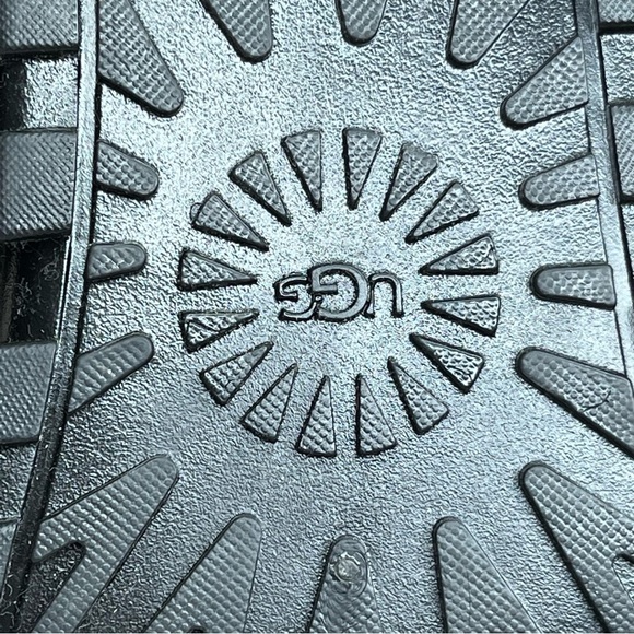 UGG Classic Brellah Mini Boot-Black-Women’s 5-Winter-Warm-Fashion-Snow-Rain-Cute - Picture 13 of 15